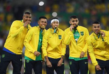 Walace, gabriel Jesús, Neymar, Gabriel Barbosa y Rafinha, celebrando los Juegos Olímpicos con Brasil.