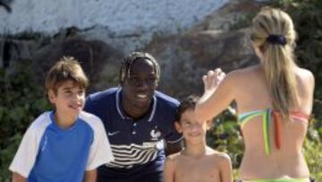 FELICES. Sagna posa con unos aficionados en la playa.