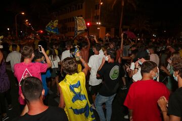 Banderas, camisetas, bufandas y, esta vez, tambi¨¦n mascarillas amarillas. Las calles gaditanas se ti?eron del color que representa al club, ese que ayer les regal¨® una bonita haza?a que siempre recordar¨¢n.
