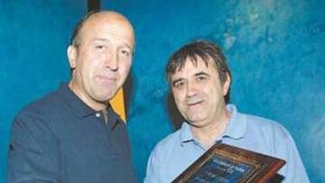 <b>PRIMERO, LA PLACA. </b>El presidente de la peña de Palencia, Luis Muñoz, entregó a Miguel Ángel Lotina la placa que le acredita como ganador del premio Lechazo. El ídem llegó a la hora de cenar.