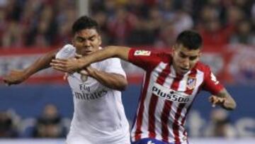 Correa pugna con un balón con Casemiro.