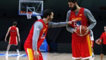 Nikola Mirotic (d) y Pau Ribas (i).