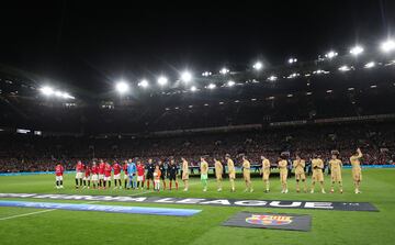 Formación de los equipos del Manchester United y Barcelona momentos antes de comenzar el encuentro en Old Trafford.