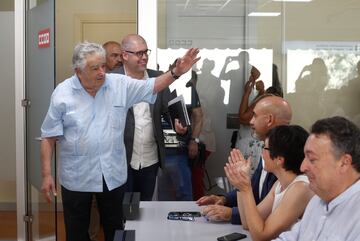 El secretario general de CC.OO., Unai Sordo, hace entrega del premio Abogados de Atocha al ex presidente de Uruguay, Jos¨¦ M¨²jica el 24 de agosto de 2018.