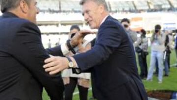 Moyes se saluda con Sandoval.