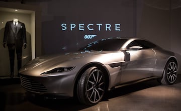 En 2015 conduciría el Aston Martin DB10, creado exclusivamente para la película.