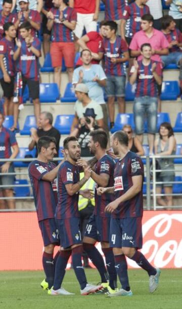 Celebración del gol de Adrián González, segundo del Eibar.