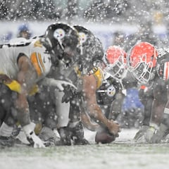 Los Browns vencen a los Steelers en una noche nevada