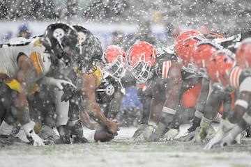 Las líneas de ambos equipos bajo la nieve.