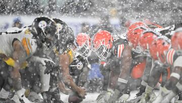 CLEVELAND, OHIO - NOVEMBER 21: The Pittsburgh Steelers line up against the Cleveland Browns during the third quarter in the game at Huntington Bank Field on November 21, 2024 in Cleveland, Ohio. Nick Cammett/Getty Images/AFP (Photo by Nick Cammett / GETTY IMAGES NORTH AMERICA / Getty Images via AFP)