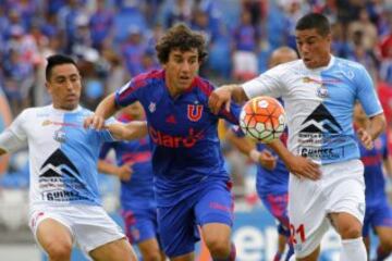 El jugador de Universidad de Chile Matias Corujo, centro, disputa el baln con Luis Cabrera de Antofagasta durante el partido de primera division disputado en el estadio Bicentenario Calvo y Bascunan de 