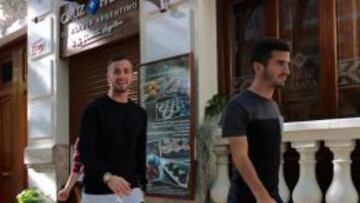 Jaume y Gayà abandonando el restaurante en el que han almorzado jugadores y cuerpo técnico del Valencia.