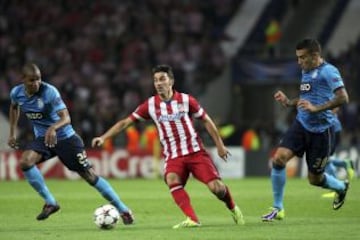 El delantero del Atlético de Madrid, David Villa controla el balón presionado por Fernando Reges y Nicolas Otamendi del Oporto durante su partido