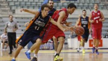 El base del Estudiantes Jaime Fernández elude la defensa del base del Valencia Basket Pablo Pérez.