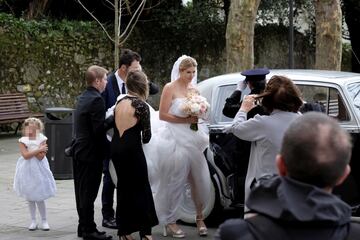 Los reci¨¦n casados llegando al coche nupcial.