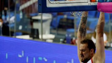 GRAF5328. SAN SEBASTIÁN, 27/02/2021.- El pívot del Bilbao Basket , Ondrej Balvin (d), realiza un mate ante el pívot del Acunsa GBC-RETAbet, Viny Okouo (i), durante el partido de la liga ACB de baloncesto disputado este sábado entre ambos equipos en el San Sebastián Arena. EFE/Juan Herrero.