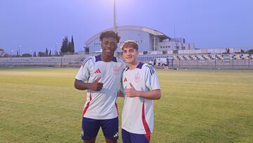 Otorbi y Borja Yáñez, extremos de la Sub-17 posan para AS. (RFEF).