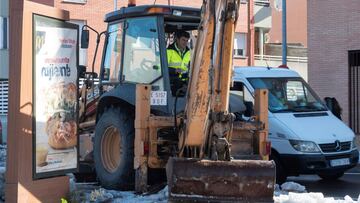 MADRID, 19/01/2021.- Los operarios del Ayuntamiento de Madrid aceleran la retirada de la nieve y el hielo de la mitad de las calles de la ciudad que todav&iacute;a est&aacute;n cerradas al tr&aacute;fico tras el paso del temporal Filomena, una tarea que l