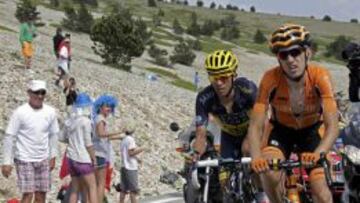 Mikel Nieve con Alberto Contador durante la ascensión al Mont Ventoux.