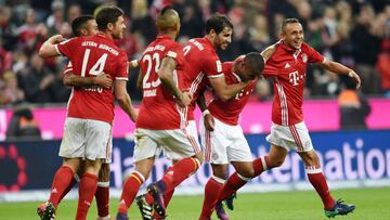 MUN724. Munich (Germany), 22/10/2016.- Bayern's Douglas Costa (2-R) celebrates his 2-0 goal with team-mates during the Bundesliga soccer match between Bayern Munich and Borussia Moenchengladbach at the Allianz Arena in Munich, Germany, 22 October 2016. (Alemania) EFE/EPA/Tobias Hase (EMBARGO CONDITIONS - ATTENTION: Due to the accreditation guidlines, the DFL only permits the publication and utilisation of up to 15 pictures per match on the internet and in online media during the match.)