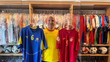 Ildefons Lima, con las camisetas de Andorra y Espa?a.