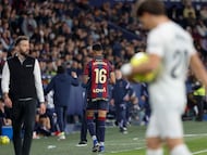 VALENCIA, 15/02/2026.- El centrocampista hondureño del Levante Kervin Arriaga abandona el terreno de juego tras ser expulsado durante el partido de la jornada 24 de LaLiga que disputan el Levante y el Valencia, en el estadio Ciutat de Valencia, este domingo. EFE/Ana Escobar