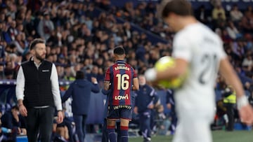 VALENCIA, 15/02/2026.- El centrocampista hondureño del Levante Kervin Arriaga abandona el terreno de juego tras ser expulsado durante el partido de la jornada 24 de LaLiga que disputan el Levante y el Valencia, en el estadio Ciutat de Valencia, este domingo. EFE/Ana Escobar