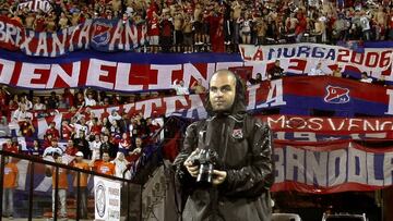 Hincha de un poderoso legado: ¡Empuñar cámaras y no armas!