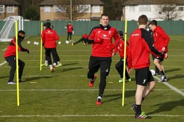 Klopp eyeing first trophy; Pellegrini, perhaps his last