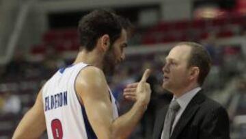 Detroit Pistons. José Manuel Calderón hablando con su entrenador Lawrence Frank.