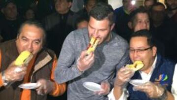 Gignac al centro con su rebanada de rosca y a su derecha, de azul, el alcalde de Santa Catarina, Héctor Castillo.
