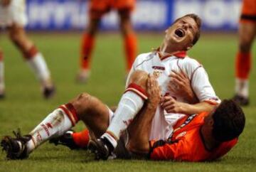 28/10/01. Luis Gil se lamenta en un lance del partido.