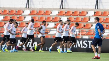 11/09/19 PRIMER ENTRENAMIENTO DE ALBERT CELADES COMO NUEVO ENTRENADOR DEL VALENCIA