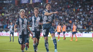 Nicolás Ibáñez festeja un gol con Pachuca.