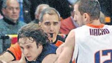 <b>INCISIVO. </b>Raúl López no se prodigó en el tiro, pero rompió bien la defensa rival en sus entradas.