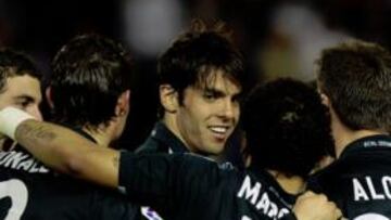 <b>UNA PIÑA. </b>Ramos, Higuaín, Marcelo y Cristiano celebran con Kaká el gol marcado por éste en el encuentro de anoche.