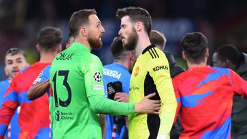 Manchester (United Kingdom), 15/03/2022.- Atletico's goalkeeper Jan Oblak (L) and Manchester United's goalkeeper David de Gea (R) shake hands after the UEFA Champions League round of 16, second leg soccer match between Manchester United and Atletico Madrid in Manchester, Britain, 15 March 2022. (Liga de Campeones, Reino Unido) EFE/EPA/PETER POWELL