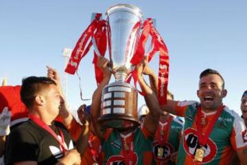 El plantel de Cobresal levanta la copa del Clausura