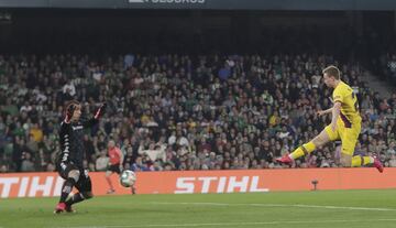 1-1. Frenkie de Jong marcó el gol del empate.