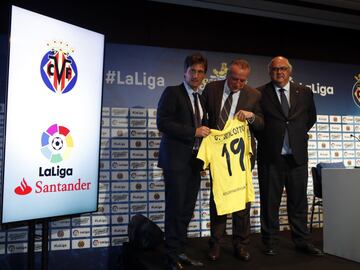 El Presidente del Villarreal Fernando Roig con Gustavo Barros Schelotto.