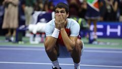 El tenista español Carlos Alcaraz celebra su victoria ante Jannik Sinner en los cuartos de final del US Open.