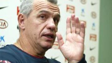 <b>NO ESTÁ BIEN DEL TODO.</b> El técnico rojiblanco ha asegurado que el Kun no se encuentra al cien por cien.