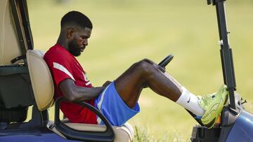 La marcha de Samuel Umtiti es el caso que más le urge a Ronald Koeman.