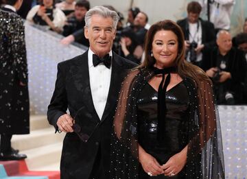 Pierce Brosnan y Kelly Shaye Smith.