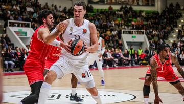 Mario Hezonja ataca la defensa de Vasilije Micic.