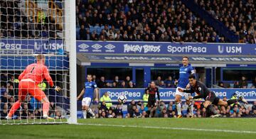 El chileno fue una de las grandes figuras ante Everton por la Premier League.