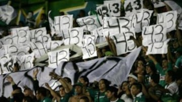 En México desaparecieron 43 estudiantes y la afición aún no los olvida.