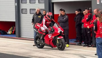 Michele Pirro con la Ducati 2027 de MotoGP.