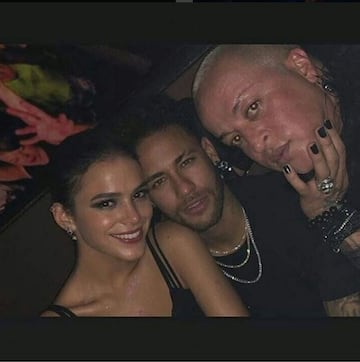 Neymar y su pareja Bruna Marquezine llegan a una discoteca en Sao Paulo donde la hermana del brasileño celebró su cumpleaños. 
