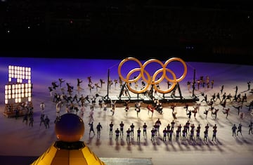 Los anillos olímpicos se van formando durante la Ceremonia de Apertura de los Juegos Olímpicos de Tokio 2020